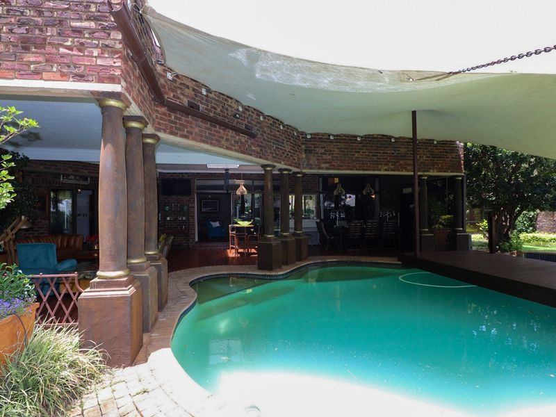 TIMELESS ELEGANCE MEETS MODERN DESIGN: A PERFECT HOME FOR LIVING AND ENTERTAINING - Photo 5