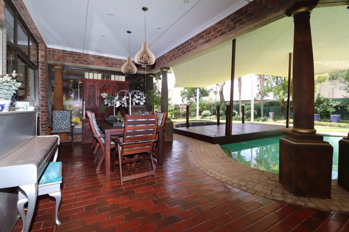 TIMELESS ELEGANCE MEETS MODERN DESIGN: A PERFECT HOME FOR LIVING AND ENTERTAINING - Photo 4