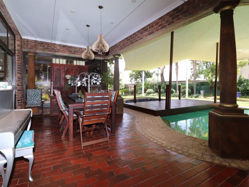 TIMELESS ELEGANCE MEETS MODERN DESIGN: A PERFECT HOME FOR LIVING AND ENTERTAINING - Photo 4