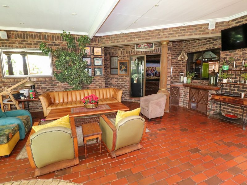 TIMELESS ELEGANCE MEETS MODERN DESIGN: A PERFECT HOME FOR LIVING AND ENTERTAINING - Photo 9