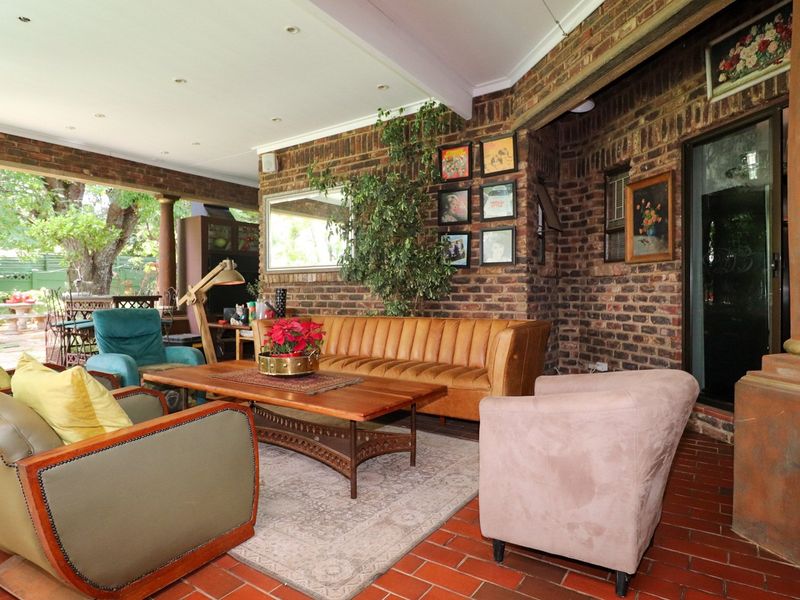 TIMELESS ELEGANCE MEETS MODERN DESIGN: A PERFECT HOME FOR LIVING AND ENTERTAINING - Photo 7