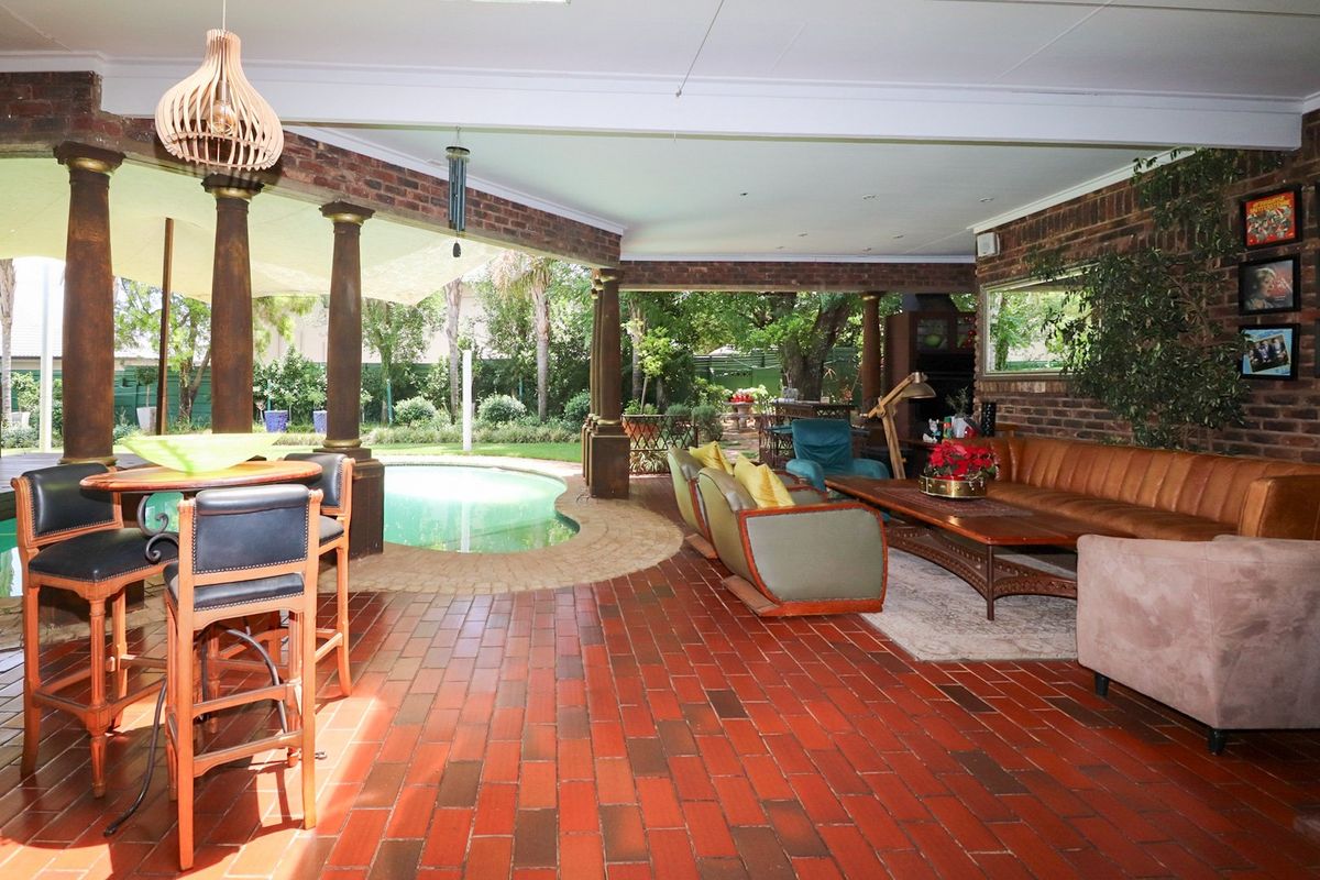 TIMELESS ELEGANCE MEETS MODERN DESIGN: A PERFECT HOME FOR LIVING AND ENTERTAINING - Photo 2