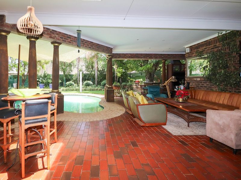 TIMELESS ELEGANCE MEETS MODERN DESIGN: A PERFECT HOME FOR LIVING AND ENTERTAINING - Photo 2