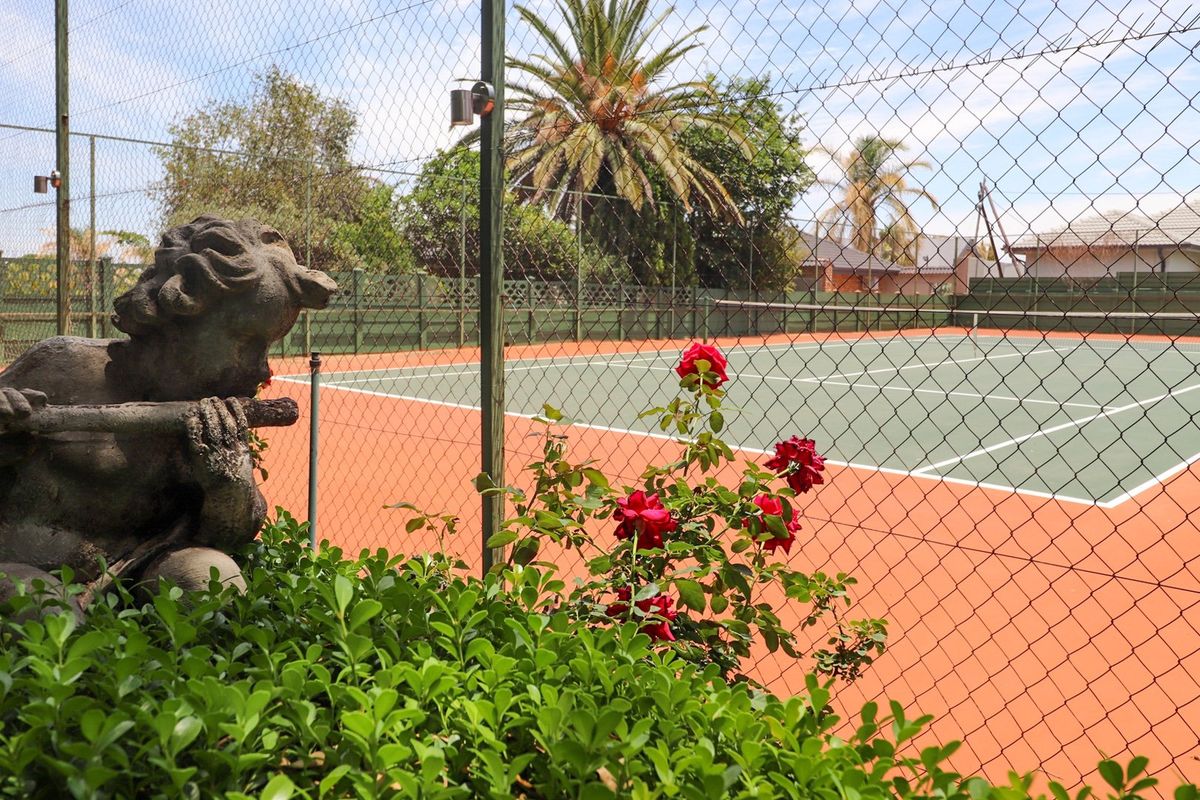 TIMELESS ELEGANCE MEETS MODERN DESIGN: A PERFECT HOME FOR LIVING AND ENTERTAINING - Photo 3