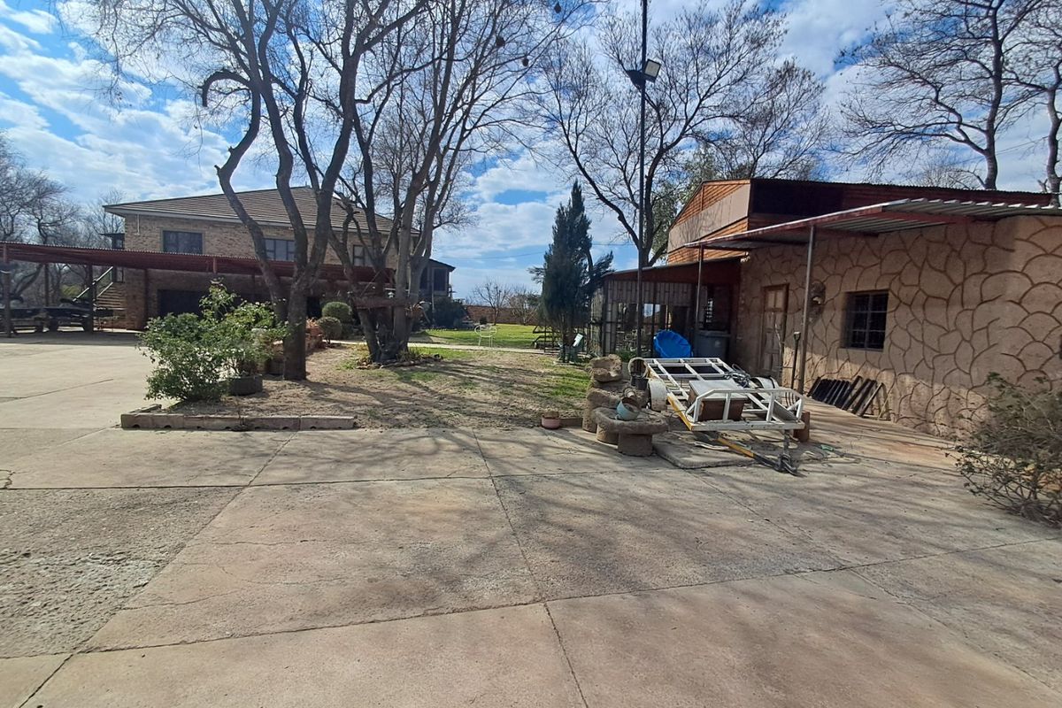 Riverfront Property For sale.  - Photo 2