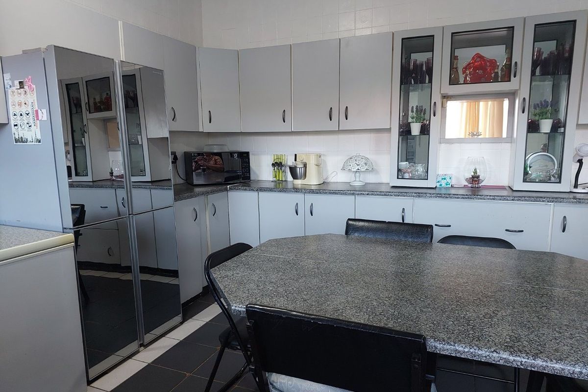Four Bedroom Home with Endless Potential – Live, Earn, Enjoy! - Photo 2