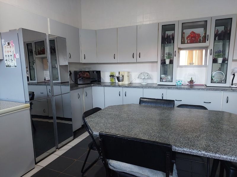 Four Bedroom Home with Endless Potential – Live, Earn, Enjoy! - Photo 2