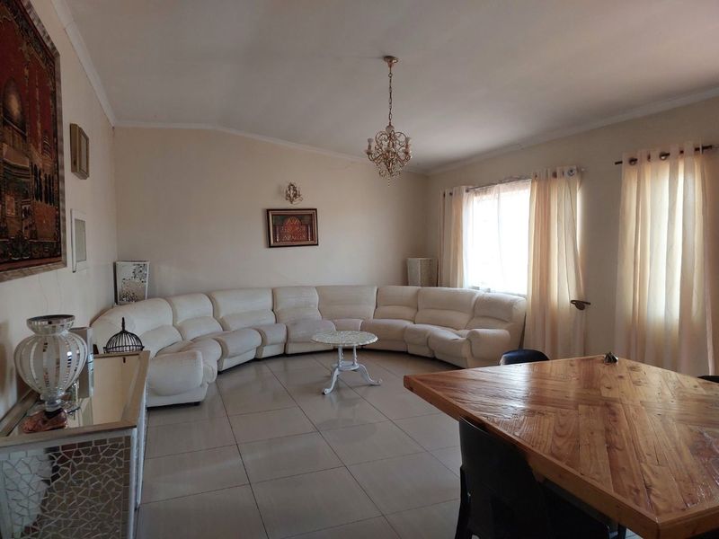 Four Bedroom Home with Endless Potential – Live, Earn, Enjoy! - Photo 9