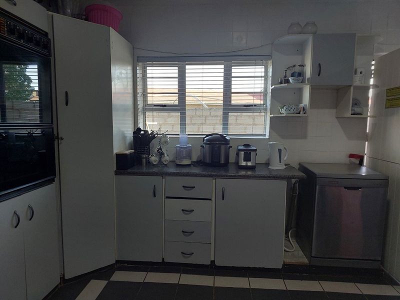 Four Bedroom Home with Endless Potential – Live, Earn, Enjoy! - Photo 5