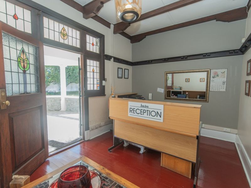 Established Guesthouse – Well-Located with Versatile Layout - Photo 10