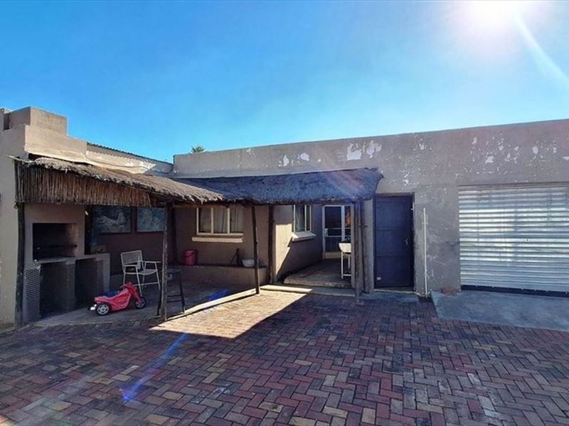 Spacious Family Home with Modern Features - Photo 3