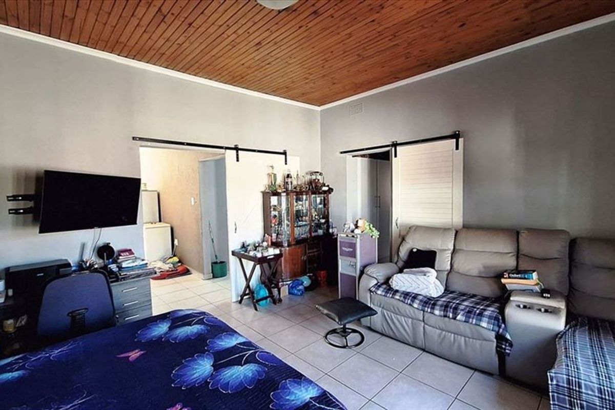 Spacious Family Home with Modern Features - Photo 2