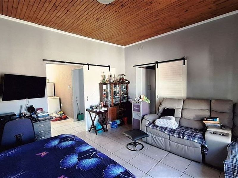 Spacious Family Home with Modern Features - Photo 2