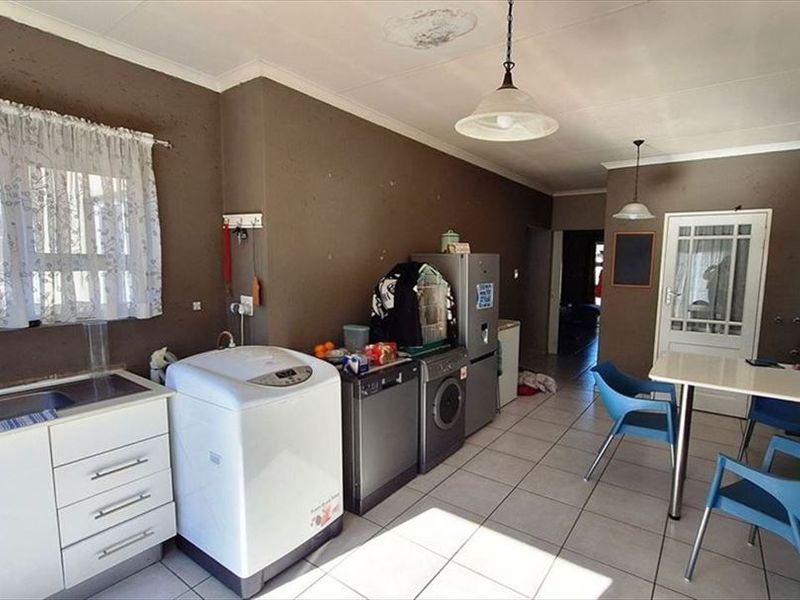 Spacious Family Home with Modern Features - Photo 1