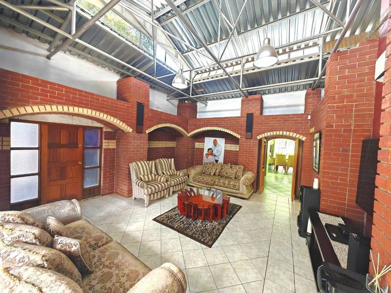 Family House with a unique Character! - Photo 9