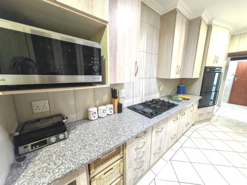 Family House with a unique Character! - Photo 7