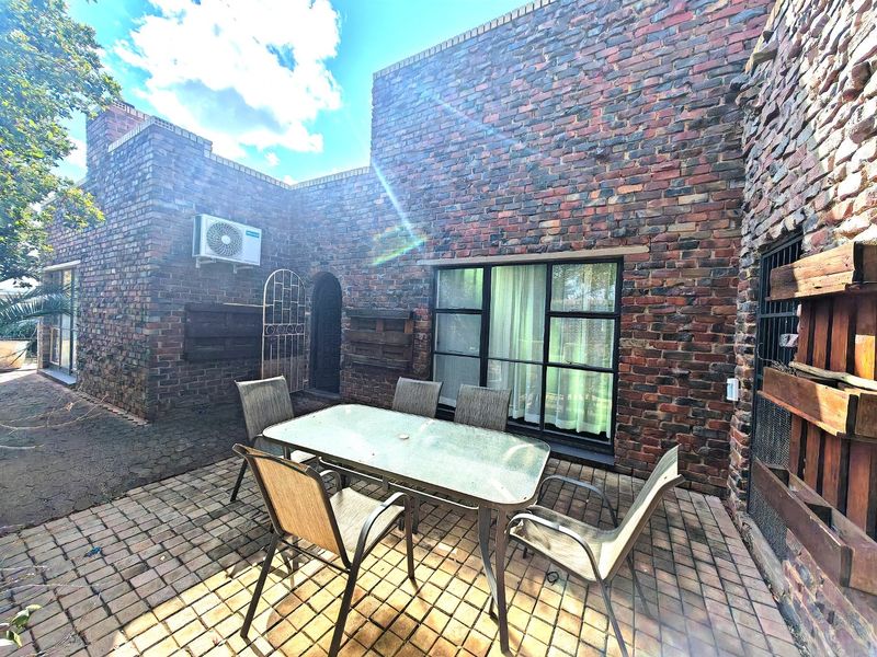 Family House with a unique Character! - Photo 2