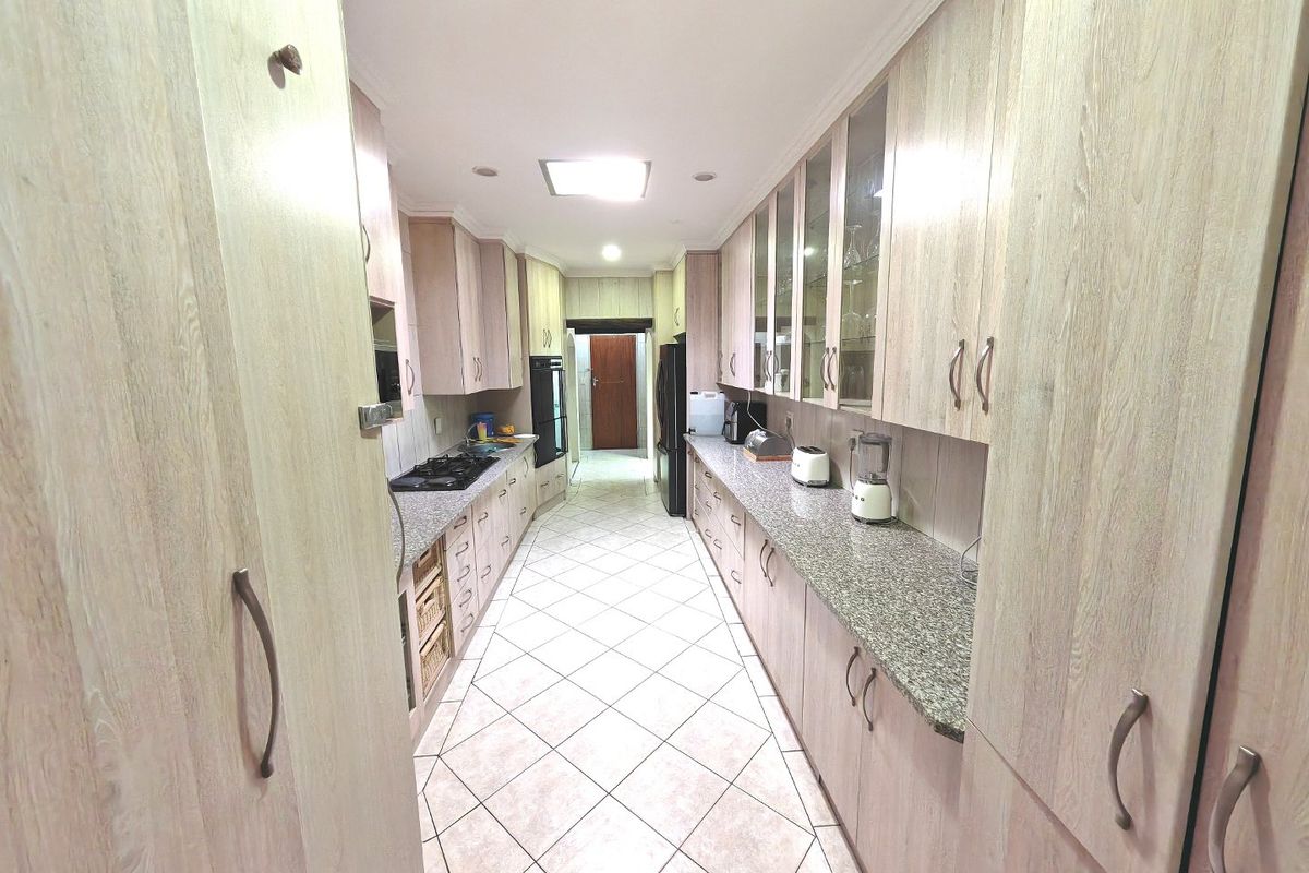 Family House with a unique Character! - Photo 5