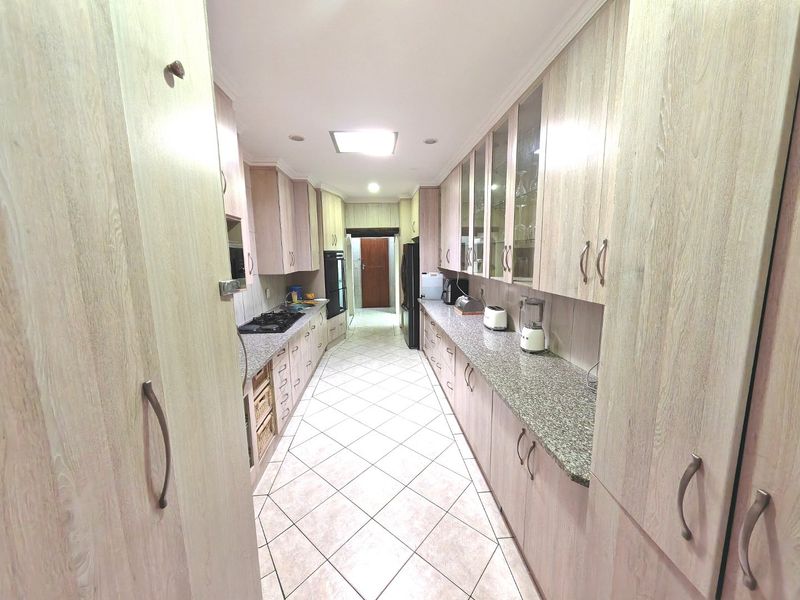 Family House with a unique Character! - Photo 5