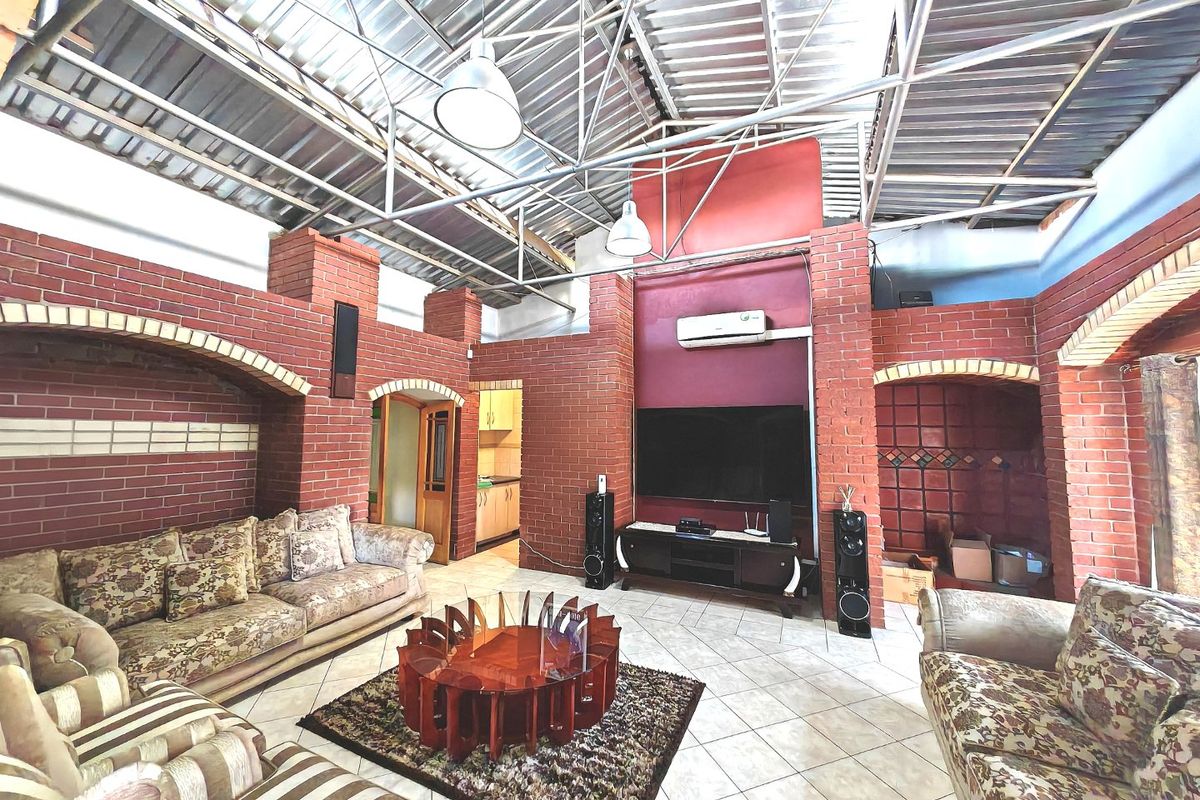 Family House with a unique Character! - Photo 3