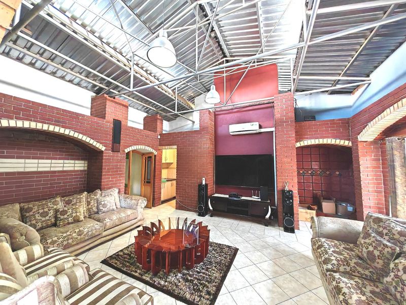 Family House with a unique Character! - Photo 3