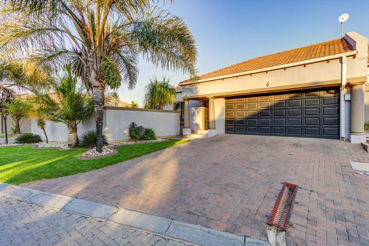 Charming 3-Bedroom Home with Double Garage - Photo 3