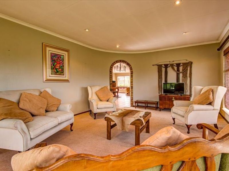 Spacious 4-Bedroom Home with Borehole, Solar Geysers & Granny Flat - Photo 2