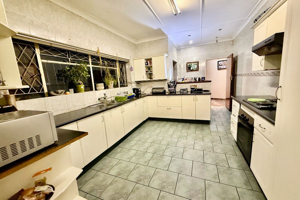 4 Bedroom with Loft & Flatlet for sale in Rynfield, Benoni - Photo 5