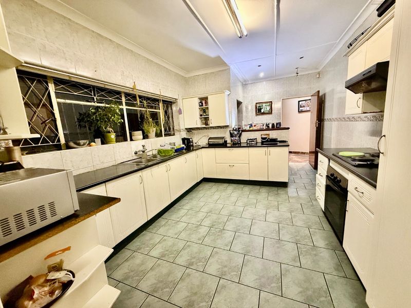 4 Bedroom with Loft & Flatlet for sale in Rynfield, Benoni - Photo 5