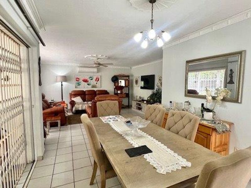 Secure & Stylish Pet-Friendly Townhouse in Popular Uvongo Complex - Photo 5