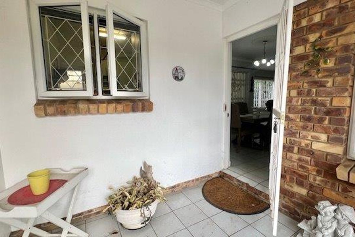 Secure & Stylish Pet-Friendly Townhouse in Popular Uvongo Complex - Photo 2