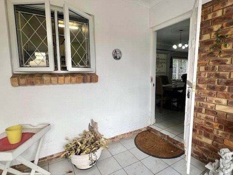 Secure & Stylish Pet-Friendly Townhouse in Popular Uvongo Complex - Photo 2