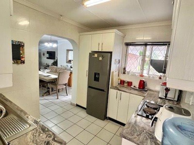 Secure & Stylish Pet-Friendly Townhouse in Popular Uvongo Complex - Photo 10