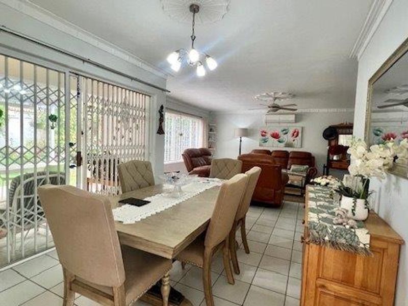 Secure & Stylish Pet-Friendly Townhouse in Popular Uvongo Complex - Photo 4