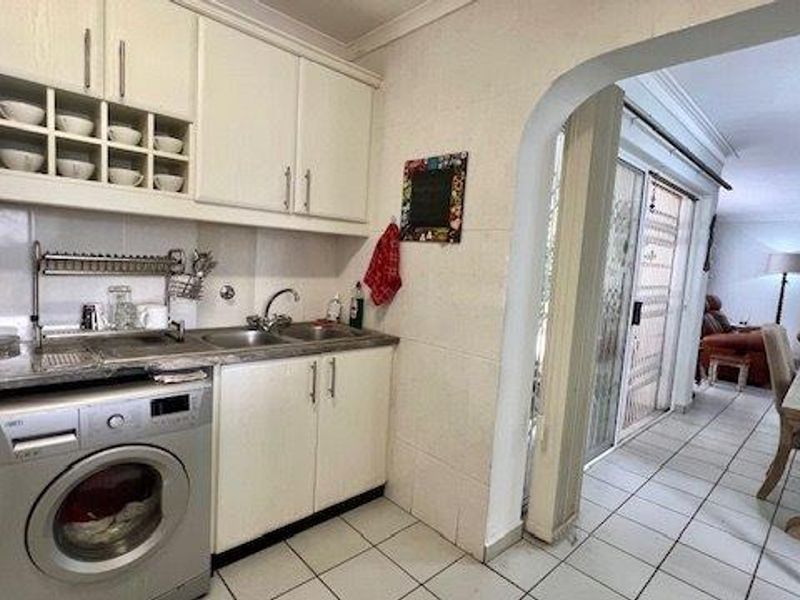 Secure & Stylish Pet-Friendly Townhouse in Popular Uvongo Complex - Photo 9