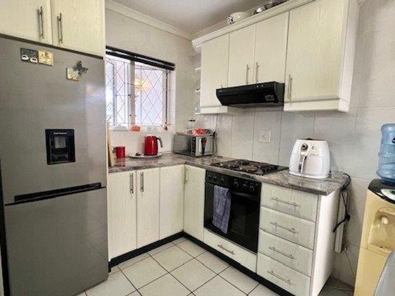 Secure & Stylish Pet-Friendly Townhouse in Popular Uvongo Complex - Photo 8