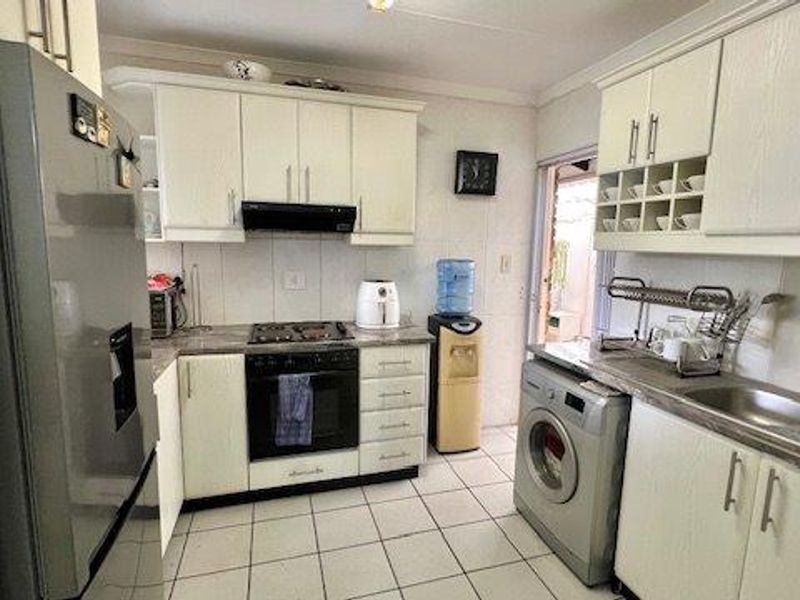 Secure & Stylish Pet-Friendly Townhouse in Popular Uvongo Complex - Photo 7