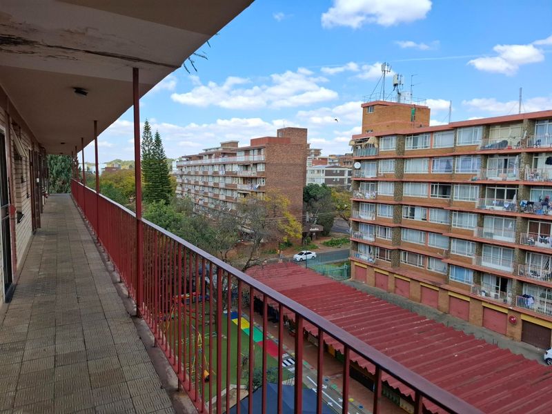 Sunny 2 bed flat in Sunnyside awaits in this Triplex - Photo 9