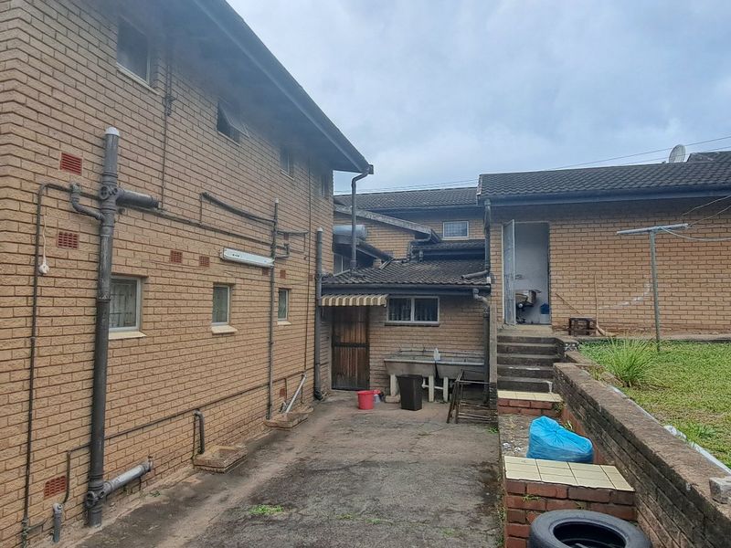 7-Bedroom Home with Exceptional Potential in Prime Reservoir Hills - Photo 2