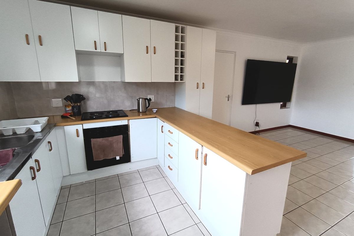 Spacious Townhouse in Well-Maintained Complex – Close to the Beach - Photo 3