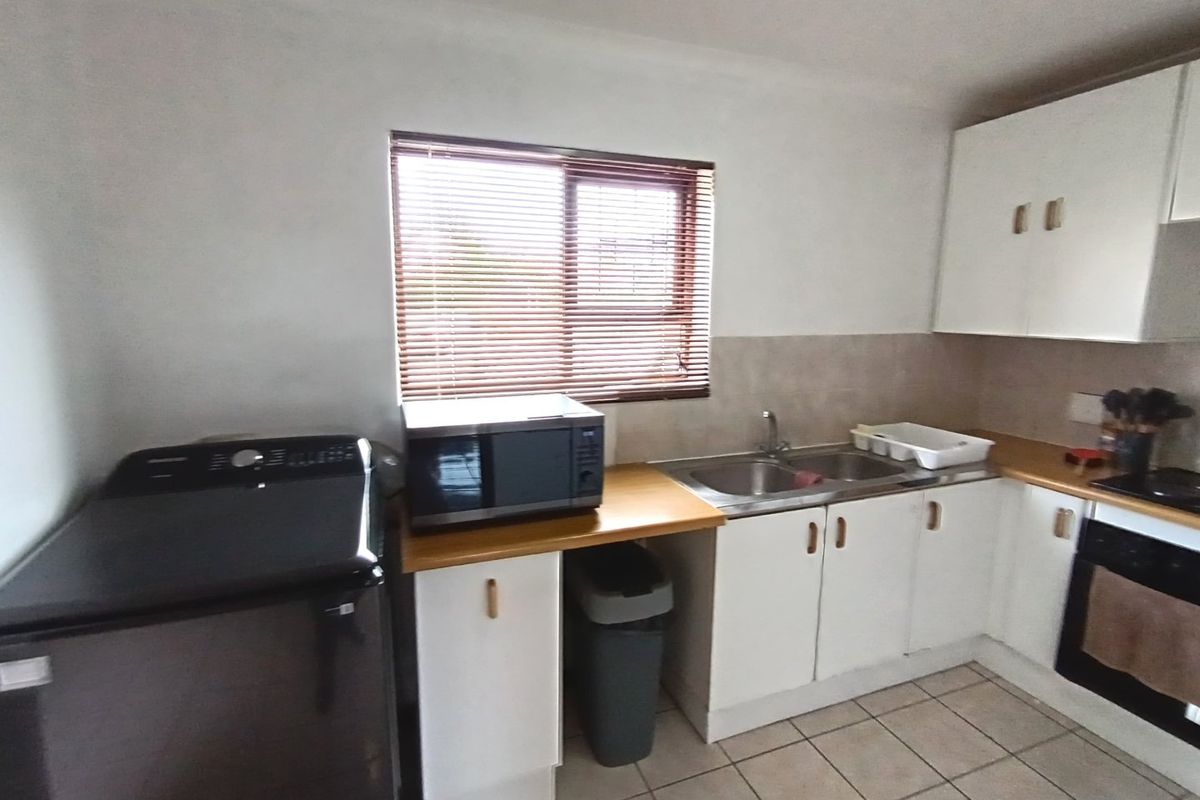 Spacious Townhouse in Well-Maintained Complex – Close to the Beach - Photo 5