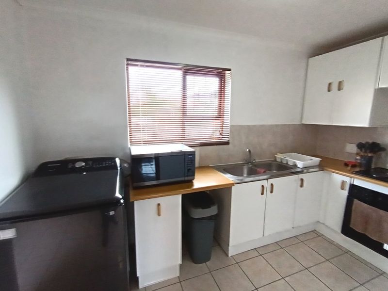 Spacious Townhouse in Well-Maintained Complex – Close to the Beach - Photo 5