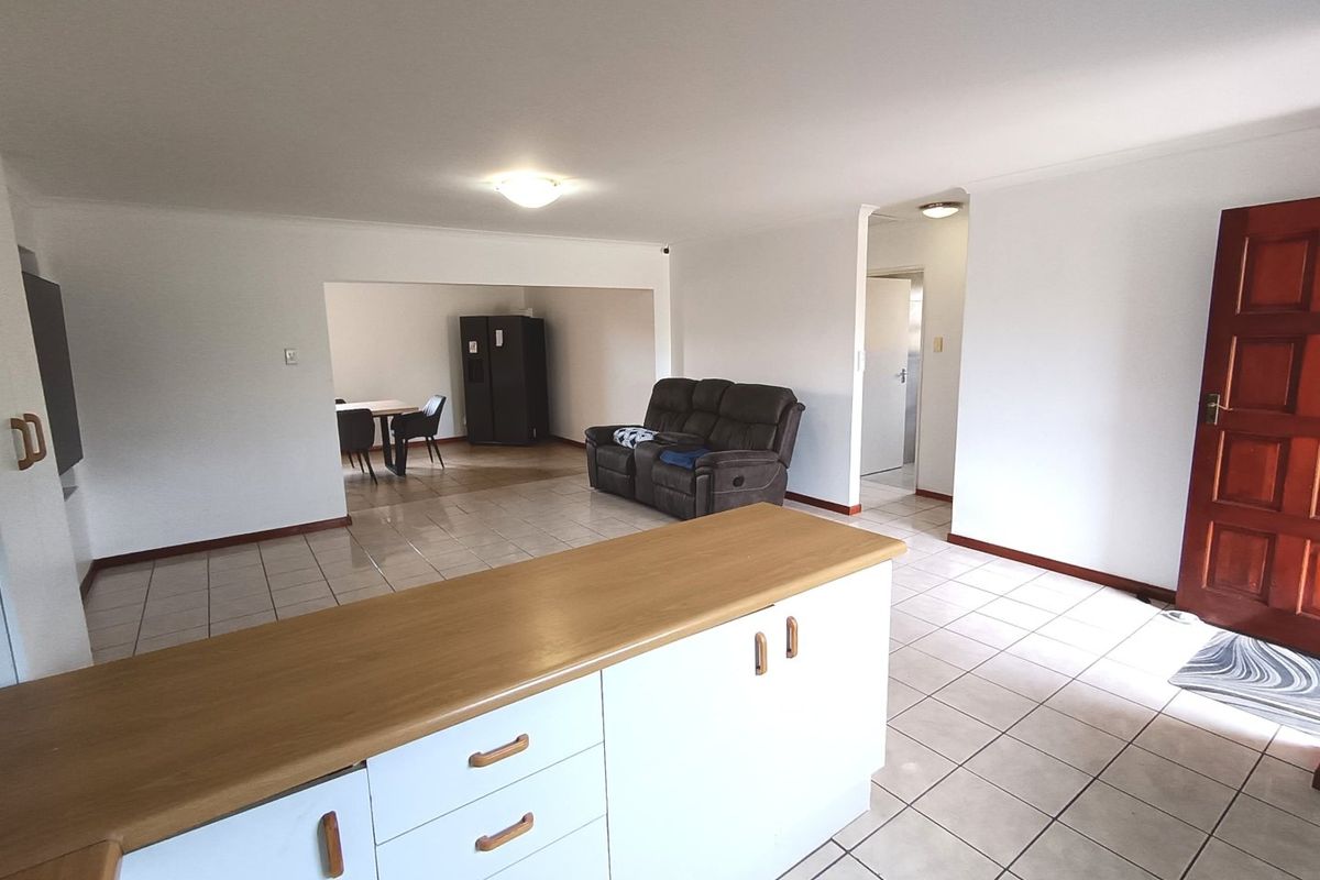 Spacious Townhouse in Well-Maintained Complex – Close to the Beach - Photo 4