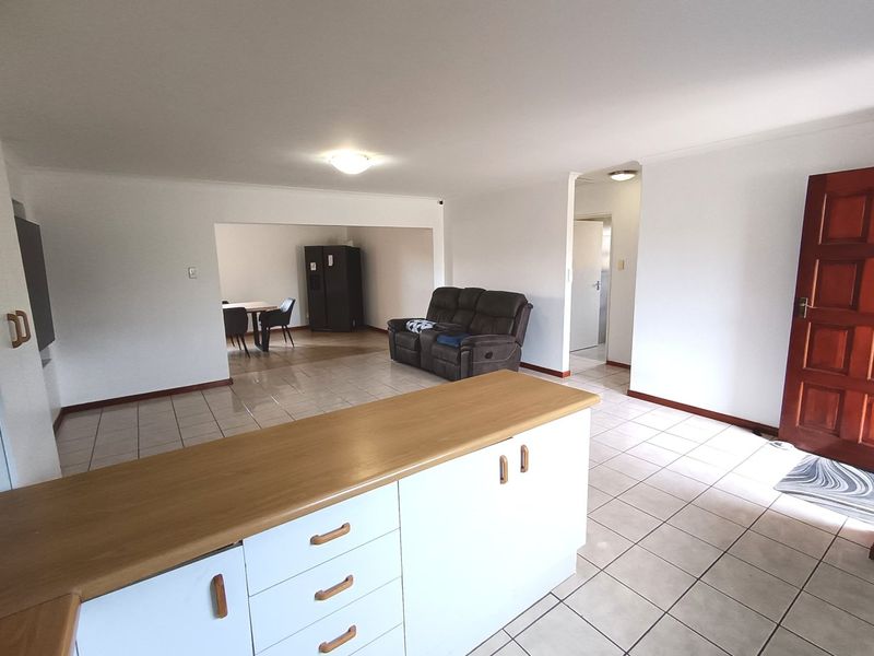 Spacious Townhouse in Well-Maintained Complex – Close to the Beach - Photo 4