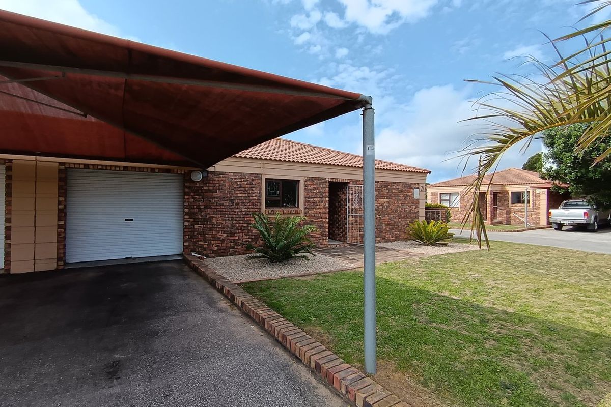 Spacious Townhouse in Well-Maintained Complex – Close to the Beach - Photo 2