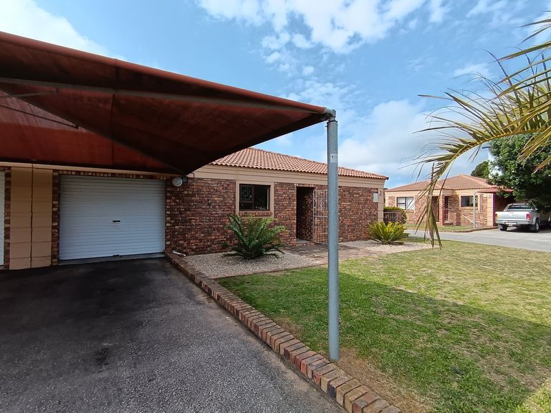 Spacious Townhouse in Well-Maintained Complex – Close to the Beach - Photo 2