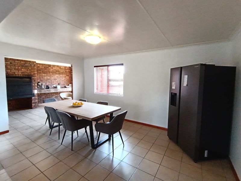 Spacious Townhouse in Well-Maintained Complex – Close to the Beach - Photo 9