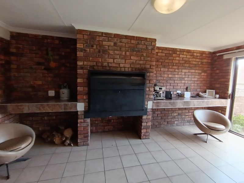 Spacious Townhouse in Well-Maintained Complex – Close to the Beach - Photo 10