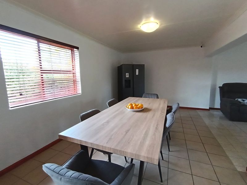 Spacious Townhouse in Well-Maintained Complex – Close to the Beach - Photo 8