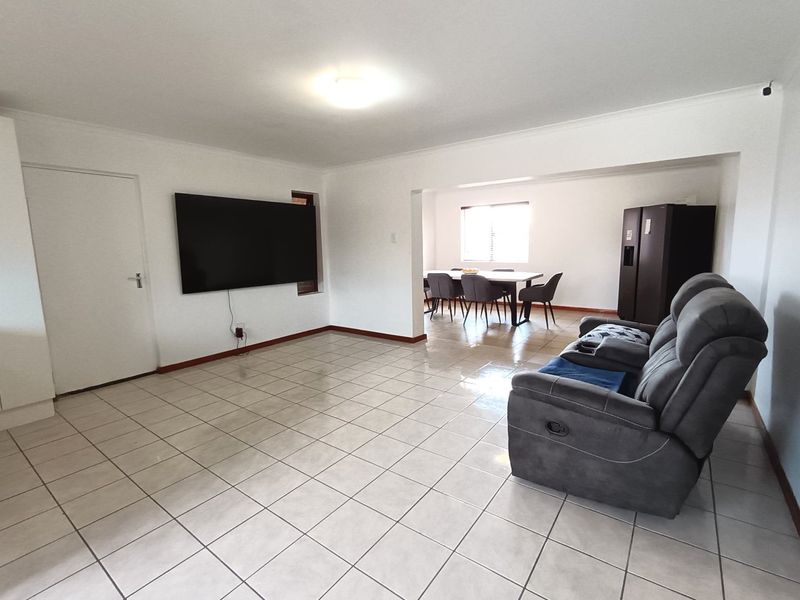 Spacious Townhouse in Well-Maintained Complex – Close to the Beach - Photo 7